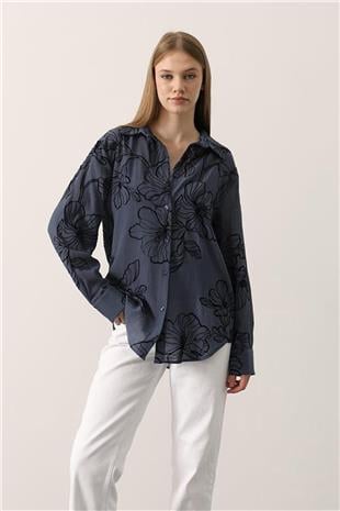 Kadın Lacivert Kabartma Çiçek Desenli Dokulu Uzun Kollu Gömlek VS01151