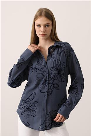 Kadın Lacivert Kabartma Çiçek Desenli Dokulu Uzun Kollu Gömlek VS01151
