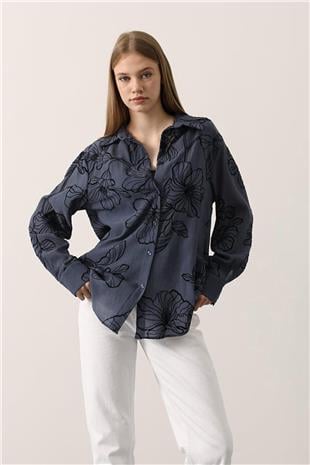 Kadın Lacivert Kabartma Çiçek Desenli Dokulu Uzun Kollu Gömlek VS01151