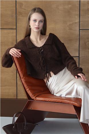 Kadın ACI KAHVE Bağlama Detaylı Polo Yaka Triko Hırka VS01429