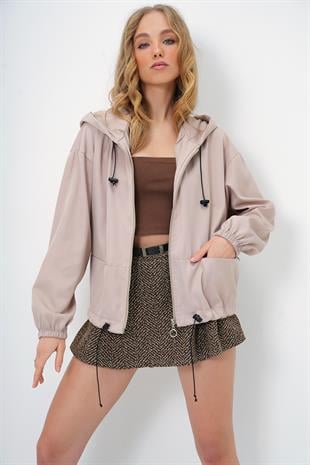 Kadın Bej Kapüşonlu Gizli Cepli Önü Fermuarlı Mevsimlik Ceket ALC-X13415