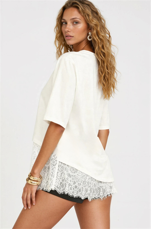Kadın Beyaz Asimetrik Kesim Dantel Detaylı Oversize T-Shırt Alc-X15249