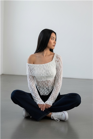 Kadın Beyaz Asimetrik Yaka Tulumlu Dantel Crop Bluz Alc-X15320