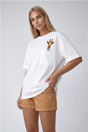 Kadın Beyaz Bisiklet Yaka Tek Cepli Zürafa Nakış İşlemeli Duble Kol Lazer Kesim Oversize T-Shirt ALC-X8475