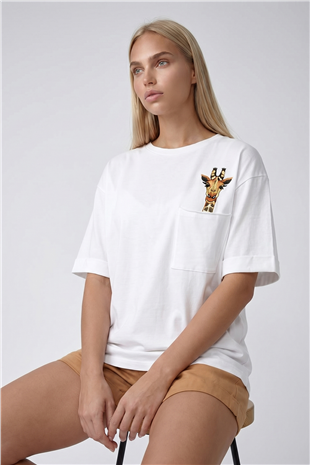 Kadın Beyaz Bisiklet Yaka Tek Cepli Zürafa Nakış İşlemeli Duble Kol Lazer Kesim Oversize T-Shirt ALC-X8475