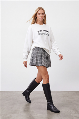 Kadın Beyaz Ribanalı Bisiklet Yaka Baskılı Şardonlu Üç İplik Sweatshirt Alc-X15961