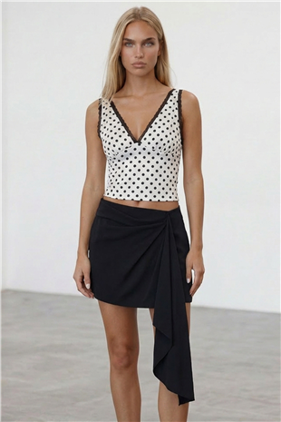 Kadın Beyaz-Siyah Askılı Drape Detaylı Puantiyeli Crop Bluz Alc-X15484
