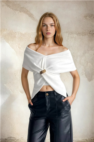 Kadın Beyaz V Yaka Drape Detaylı Metal Aksesuarlı Tasarım Kolsuz Bluz Alc-X15396