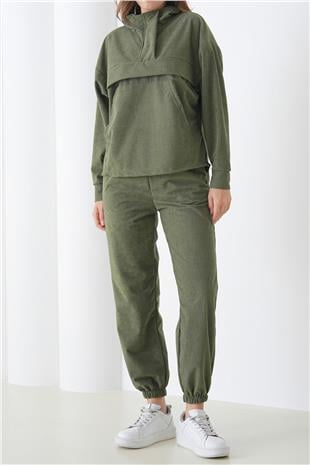 Kadın HAKİ Dik Yaka Kanguru Cepli Sweatshirt Ve Paçası Lastikli Pantolon Kadife Takım VS01443