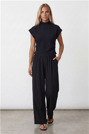 Kadın Siyah Dik Yaka Dokulu Yanları Drapeli Crop Bluz Ve Geniş Paça Pantolon Takım ALC-X13411