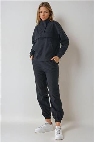 Kadın SİYAH Dik Yaka Kanguru Cepli Sweatshirt Ve Paçası Lastikli Pantolon Kadife Takım VS01443