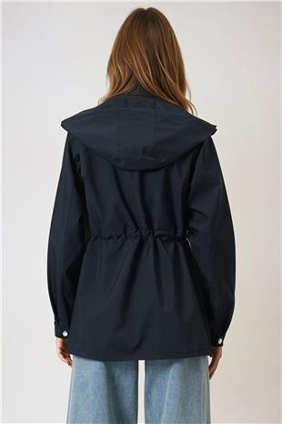 Kadın Siyah Kapüşonlu Çift Yan Cepli Fermuarlı Yağmurluk Ceket VS00852