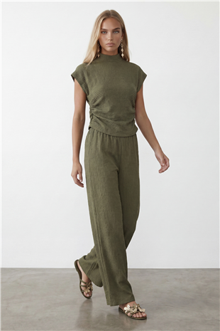 Kadın Yeşil Dik Yaka Dokulu Yanları Drapeli Crop Bluz Ve Geniş Paça Pantolon Takım ALC-X13411