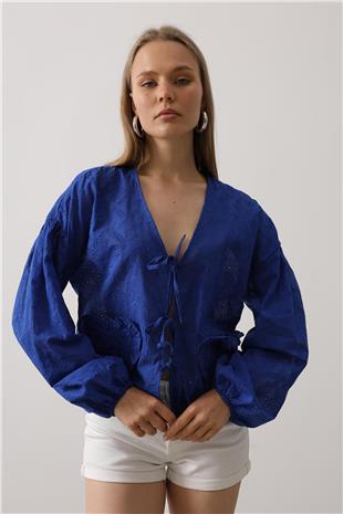 Kadın Saks Kalp Detaylı Bağlamalı Brode Bluz VS00560