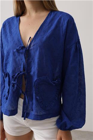 Kadın Saks Kalp Detaylı Bağlamalı Brode Bluz VS00560