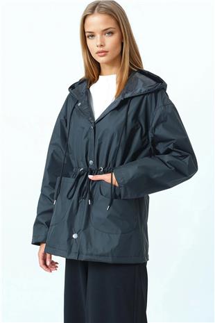 Kadın Siyah Kapüşonlu Cep Detaylı Astarlı Büzgü İpli Yağmurluk VS01066
