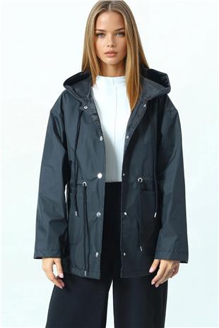 Kadın Siyah Kapüşonlu Cep Detaylı Astarlı Büzgü İpli Yağmurluk VS01066