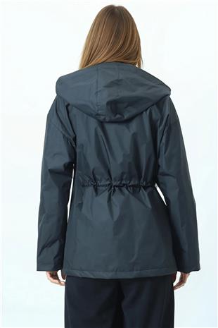 Kadın Siyah Kapüşonlu Cep Detaylı Astarlı Büzgü İpli Yağmurluk VS01066