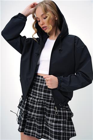 Kadın Siyah Kapüşonlu Gizli Cepli Önü Fermuarlı Mevsimlik Ceket ALC-X13415