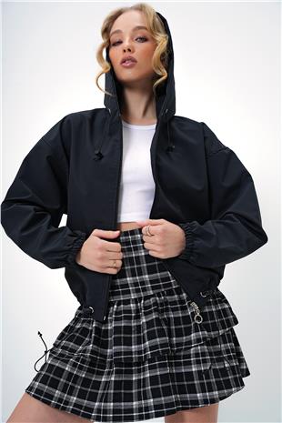 Kadın Siyah Kapüşonlu Gizli Cepli Önü Fermuarlı Mevsimlik Ceket ALC-X13415