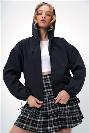 Kadın Siyah Kapüşonlu Gizli Cepli Önü Fermuarlı Mevsimlik Ceket ALC-X13415