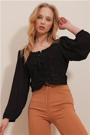 Kadın Siyah Kare Yaka Önü Bağlamalı Kroşata Dokuma Crop Bluz ALC-X10028