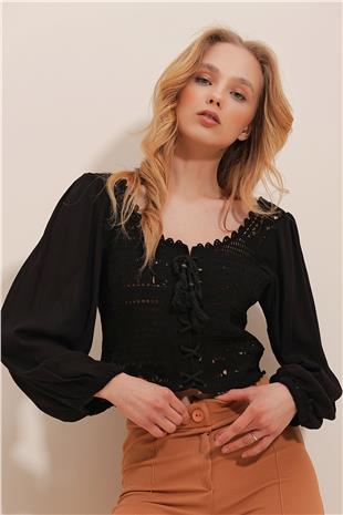 Kadın Siyah Kare Yaka Önü Bağlamalı Kroşata Dokuma Crop Bluz ALC-X10028