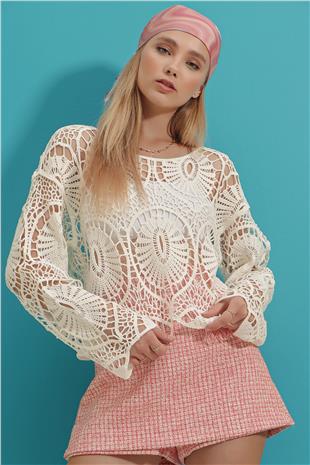 Kadın Ekru Kayık Yaka Motifli Kroşe Bluz ALC-X9061