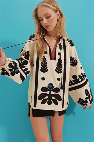 Kadın Bej Kayık Yaka Püskül Detaylı Nakış İşlemeli Balon Kol Dokuma Bluz ALC-X9279