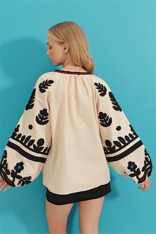 Kadın Bej Kayık Yaka Püskül Detaylı Nakış İşlemeli Balon Kol Dokuma Bluz ALC-X9279