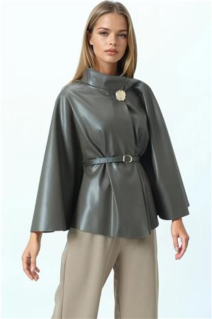 Kadın Haki Kemerli Dik Yaka Aksesuar Detaylı İçi Kadife Suni Deri Pelerin VS01032