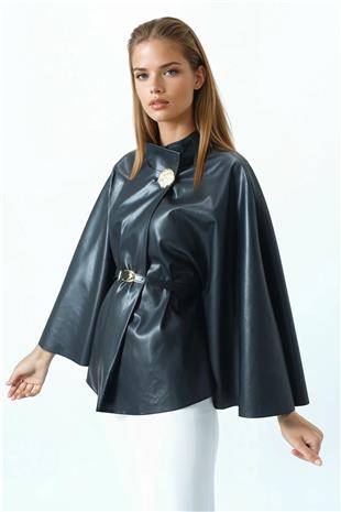 Kadın Siyah Kemerli Dik Yaka Aksesuar Detaylı İçi Kadife Suni Deri Pelerin VS01032