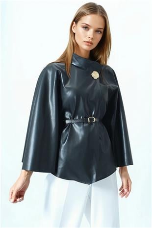 Kadın Siyah Kemerli Dik Yaka Aksesuar Detaylı İçi Kadife Suni Deri Pelerin VS01032
