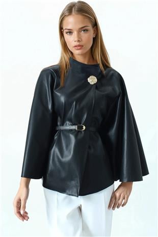 Kadın Siyah Kemerli Dik Yaka Aksesuar Detaylı İçi Kadife Suni Deri Pelerin VS01032