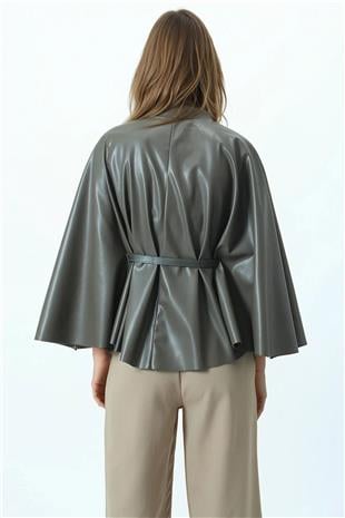 Kadın Haki Kemerli Dik Yaka Aksesuar Detaylı İçi Kadife Suni Deri Pelerin VS01032