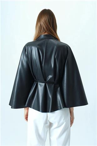 Kadın Siyah Kemerli Dik Yaka Aksesuar Detaylı İçi Kadife Suni Deri Pelerin VS01032