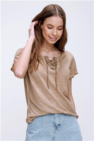 Kuş Gözlü Yakası Bağcıklı Yıkamalı T-Shirt - Camel