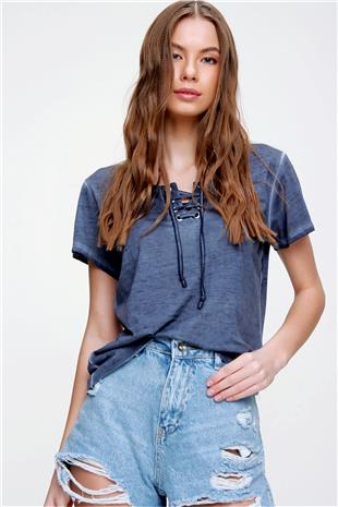 Kuş Gözlü Yakası Bağcıklı Yıkamalı T-Shirt - İndigo