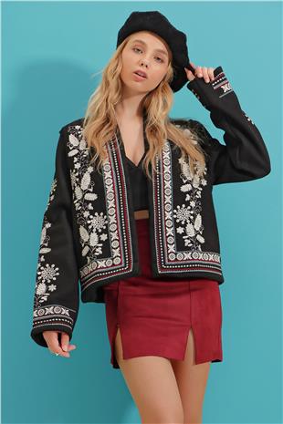 Kadın Siyah Şal Yaka Nakışlı Bordür Detaylı Kaşe Ceket ALC-X9352