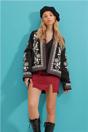 Kadın Siyah Şal Yaka Nakışlı Bordür Detaylı Kaşe Ceket ALC-X9352