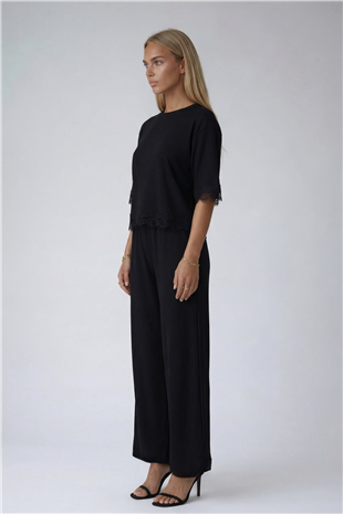Siyah Bisiklet Yaka Dantel Detaylı Oversize Bürümcük Bluz Ve Geniş Paça Pantolon Takım