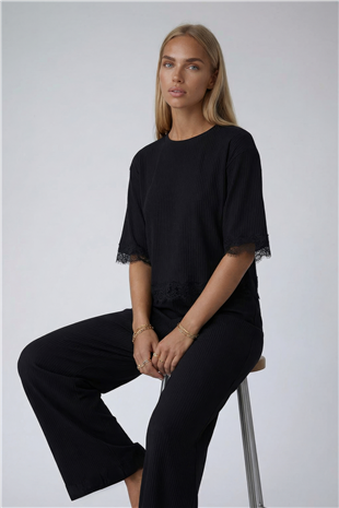 Siyah Bisiklet Yaka Dantel Detaylı Oversize Bürümcük Bluz Ve Geniş Paça Pantolon Takım