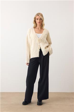 Kadın Krem V Yaka Bağcık Detaylı Desenli Triko Hırka VS00902