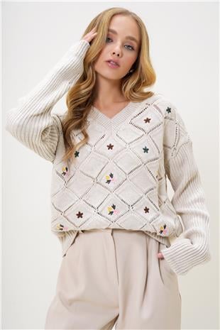 Kadın Bej V Yaka Baklava Desenli Çiçek Nakış İşlemeli Delik Ajurlu Triko Kazak ALC-X13262