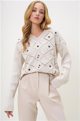 Kadın Bej V Yaka Baklava Desenli Çiçek Nakış İşlemeli Delik Ajurlu Triko Kazak ALC-X13262