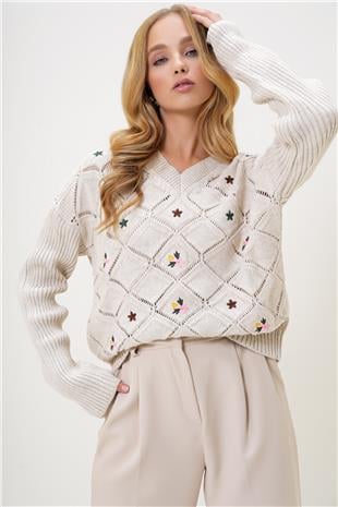 Kadın Bej V Yaka Baklava Desenli Çiçek Nakış İşlemeli Delik Ajurlu Triko Kazak ALC-X13262