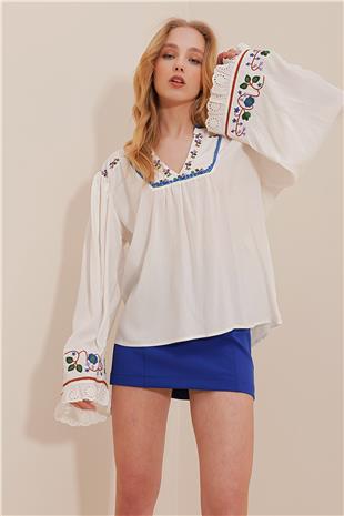 Kadın Beyaz V Yaka Fisto Ve Nakış İşlemeli Dokuma Bluz ALC-X10084