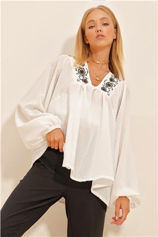 Kadın Beyaz V Yaka Nakışlı Dokulu Bluz ALC-X10748