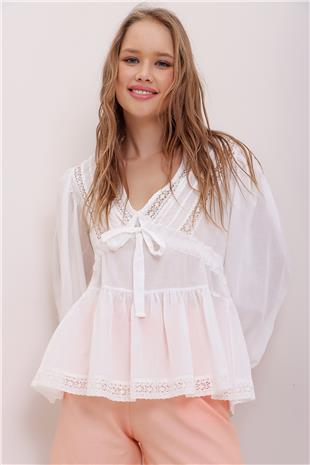 Kadın Beyaz V Yaka Önü Büzgülü Fisto Detaylı Pamuk Bluz ALC-X7060