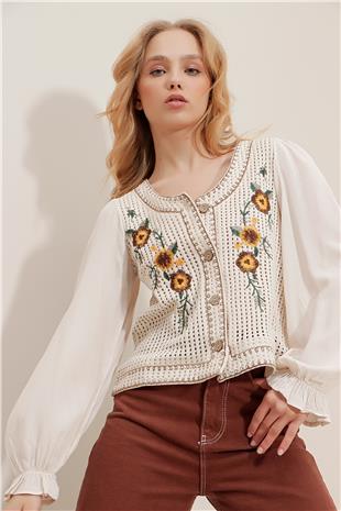 Kadın Bej V Yaka Önü Düğmeli Çiçek Nakışlı Kolları Dokuma Krinkıl Bluz ALC-X9628